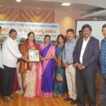 మన అధ్యక్షురాలు రమకు ఆర్టికల్ బహూకరణ అందిస్తున్న మాలి కరుణాకర్